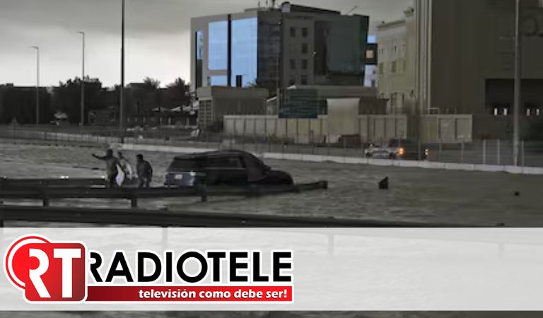 Inundaciones en Dubai luego que cayera el equivalente a un año de lluvia