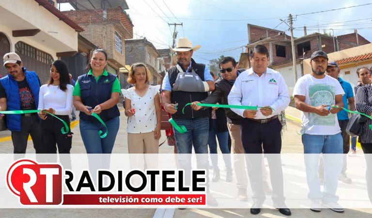 En dos colonias de Pátzcuaro, el alcalde, Julio Arreola Vázquez, entrega construcción de calles.