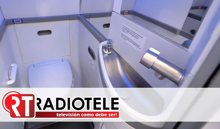 Mujer se esconde en baños de avión para viajar gratis a París