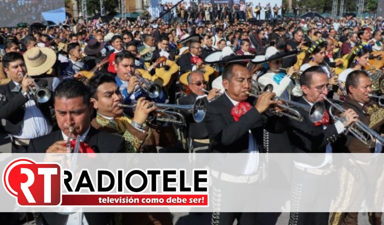 CDMX rompe Récord Guinness: mil 122 mariachis tocan en el Zócalo