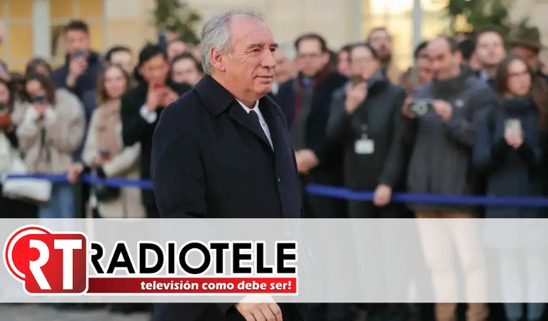 Nombra Macron a François Bayrou como primer ministro de Francia