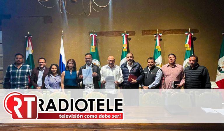 Julio Arreola firma convenio para la conservación del Lago de Pátzcuaro