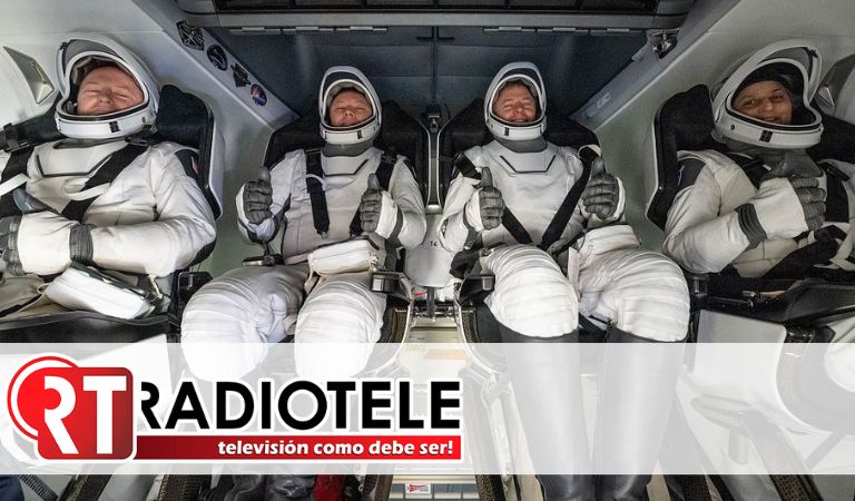 Tras 9 meses en el espacio, astronautas varados ponen los pies sobre la Tierra