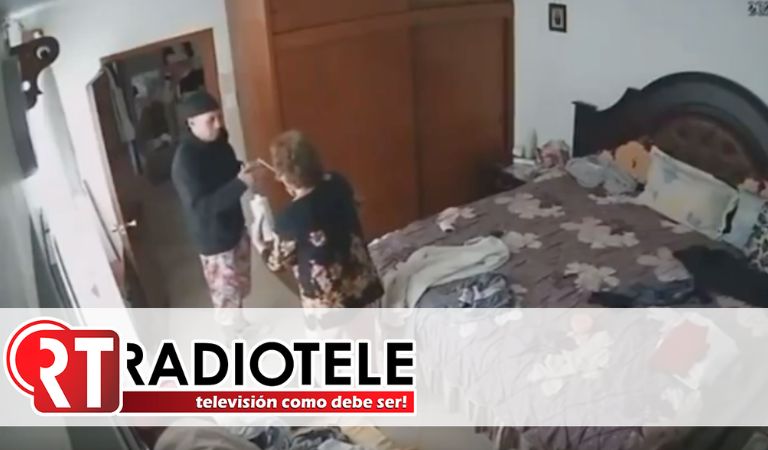 Primero ayuda a Abuelita Martha, y luego la asalta en su casa