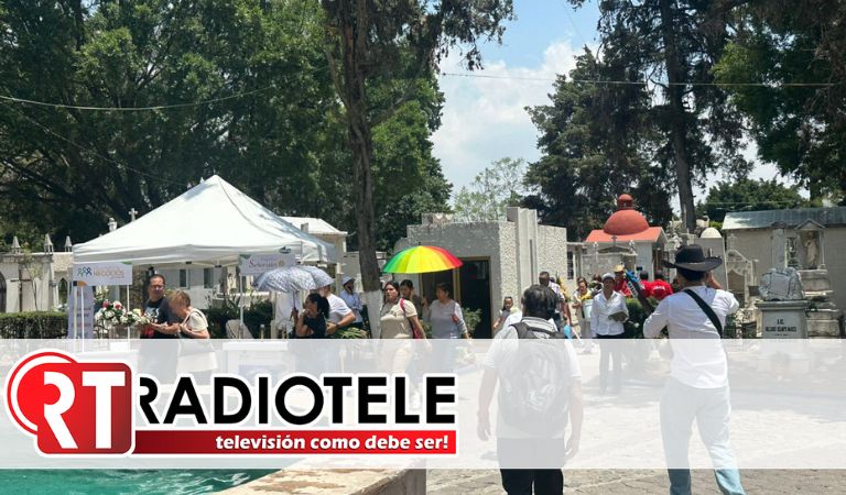 Miles de personas acuden al Panteón Municipal para conmemorar el Día de las Madres