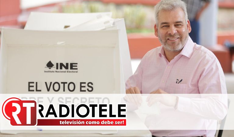 Bedolla vota y llama a votar en históricas elecciones judiciales