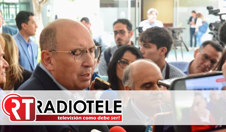Entrevista al Diputado Federal y Coordinador Parlamentario del PRI, Rubén Moreira, con representantes de medios de comunicación, en el Senado de la República