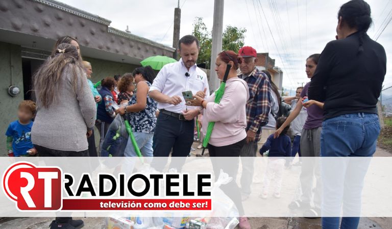 Fausto Vallejo Mora escucha y dialoga con vecinos de la colonia Lomas del Punhuato
