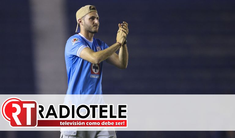 Santiago Giménez festeja el título de Cruz Azul en CU