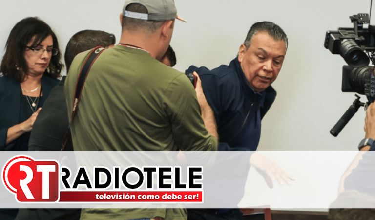 Someten policías a Alex Padilla, senador de origen mexicano