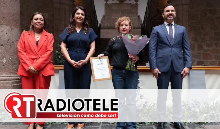 Entrega Gobierno de Alfonso Martínez, Presea Amalia Solórzano a Verónica Villaseñor