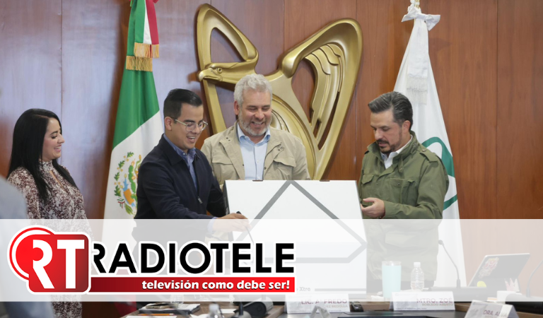 Entrega Bedolla al IMSS, 40 mil firmas en favor del nuevo hospital en Villas del Pedregal