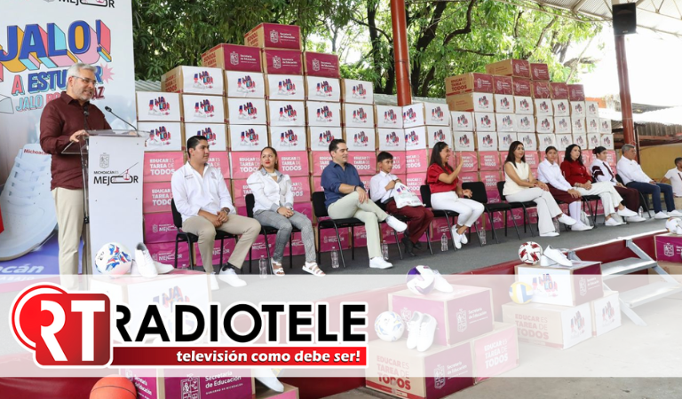 Arranca Bedolla tercera dotación de tenis a estudiantes de secundarias