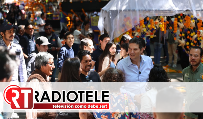 Recorre Alfonso Martínez altares y tapetes florales en plazas públicas